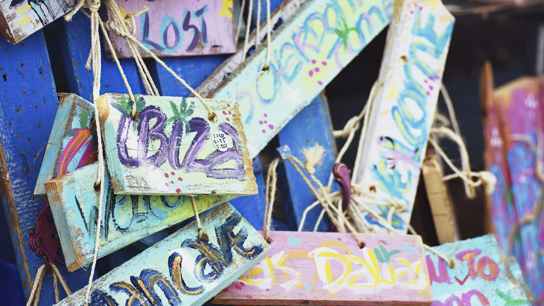 Stand sur le marché d'Ibiza chez le berger idiot avec des trucs de hippie à vendre