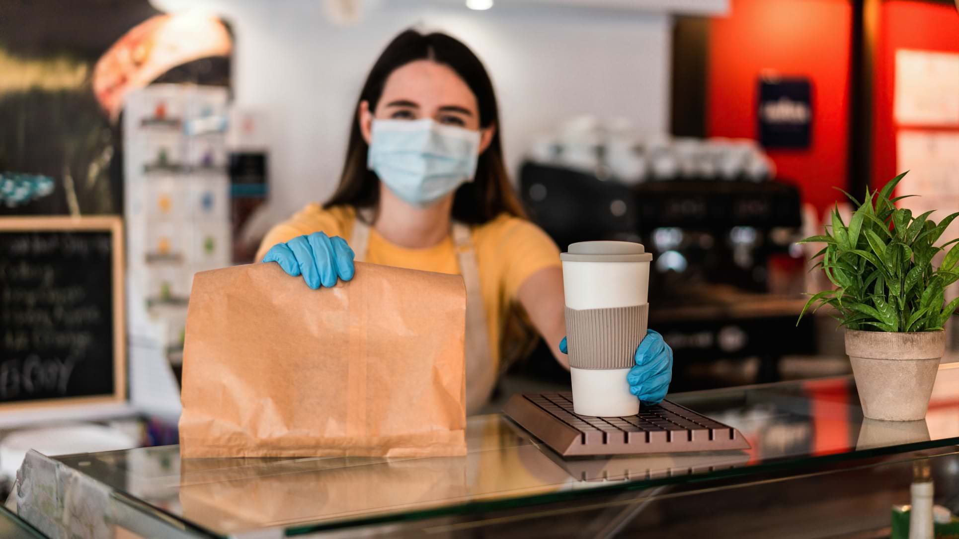 Een paar hele lekkere gebakjes met creme en chocolade