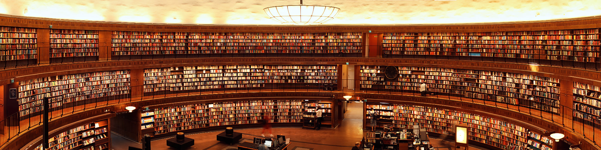 Een grote bibliotheek met heel veel boeken